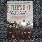 Tweede Wereldoorlog  Hitlers Gift, Boeken, Oorlog en Militair, Gelezen, Ophalen of Verzenden, Tweede Wereldoorlog