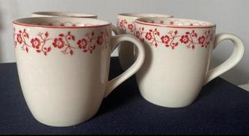 4 Beige mokken met rode bloemenrand van AH. H.7,5 cm. beschikbaar voor biedingen