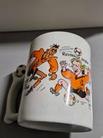 Oranje voetbal mok met cartoon figuren Van Dik Bruynesteyn, Ophalen of Verzenden, Gebruikt, Overige typen