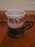 Porseleinen kopje in tinnen houder met rozen, Antiek en Kunst, Antiek | Keramiek en Aardewerk, Ophalen of Verzenden