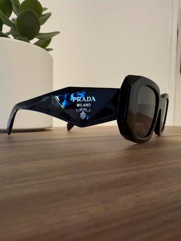 Prada zonnebril unisex beschikbaar voor biedingen