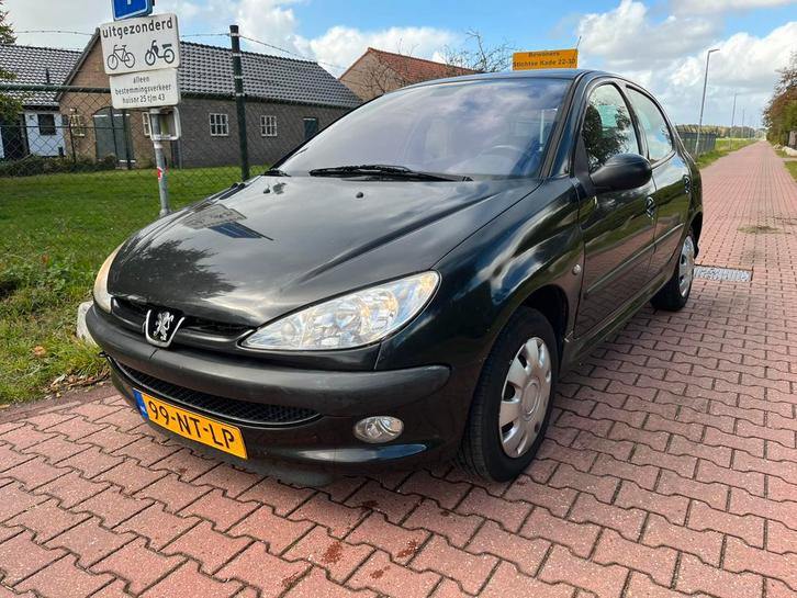 Peugeot 206 1.4 16V XT 5D 2004 Zwart-Airco-C.V-APK, Auto's, Peugeot, Bedrijf, Te koop, Benzine, C, Hatchback, Handgeschakeld, Origineel Nederlands