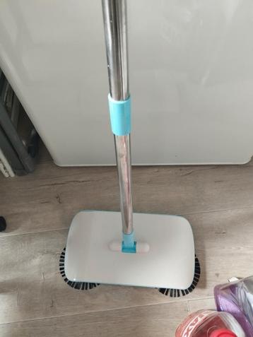 Handige Vloerveger met Roterende Borstels beschikbaar voor biedingen