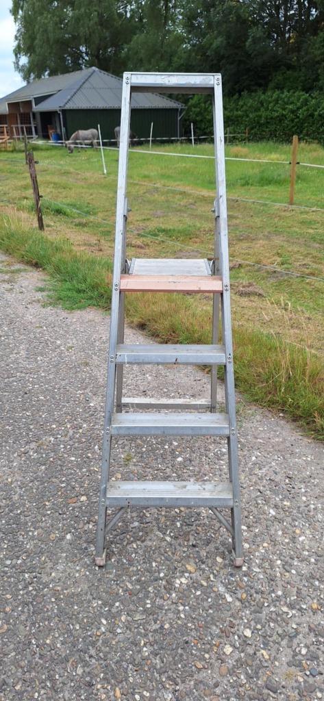 Stevige Altrex Bordes trap 4 treden voor huis en/of werk., Doe-het-zelf en Verbouw, Ladders en Trappen, Gebruikt, Trap, Minder dan 2 meter