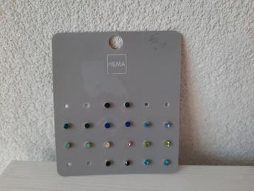 Hema Mini Oorbellen Gekleurde Steentjes 9 paar beschikbaar voor biedingen