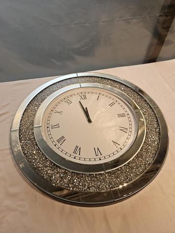 Spiegel Wandklok met Diamantjes beschikbaar voor biedingen