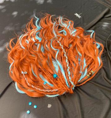 Ginger Curly locks dreads set met lichtblauwe accenten  beschikbaar voor biedingen