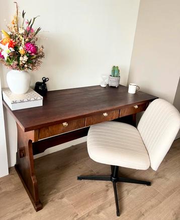 Stylish office chair and desk beschikbaar voor biedingen