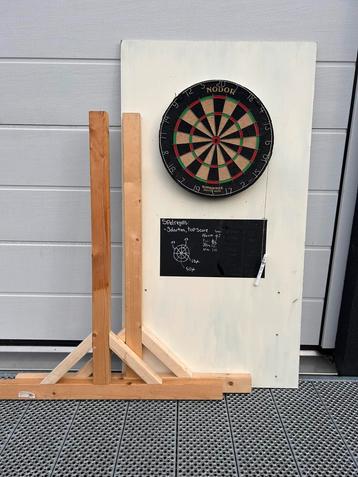 Dartbord op frame met achterwand, compleet met dartpijlen beschikbaar voor biedingen