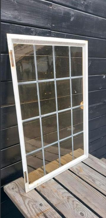 Gietijzeren raam met glas in lood, gebruikt als decoratie. beschikbaar voor biedingen