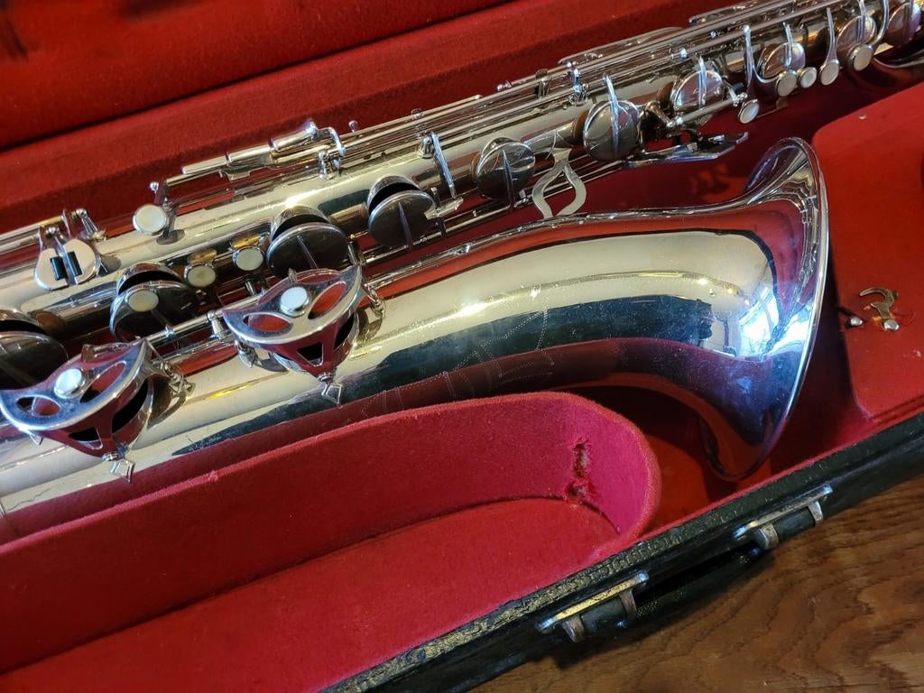 Kings bariton saxofoon met koffer, Ophalen, Zo goed als nieuw, Houtblazer, Met koffer of draagtas