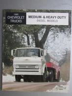 1965 CHEVROLET trucks medium & heavy duty brochure, Engels, Boeken, Auto's | Folders en Tijdschriften, Chevrolet, Ophalen of Verzenden
