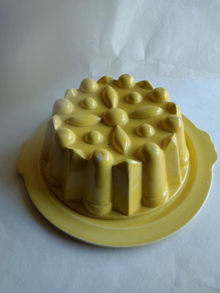 oude ronde gele puddingvorm op schotel, Antiek en Kunst, Antiek | Keramiek en Aardewerk, Ophalen