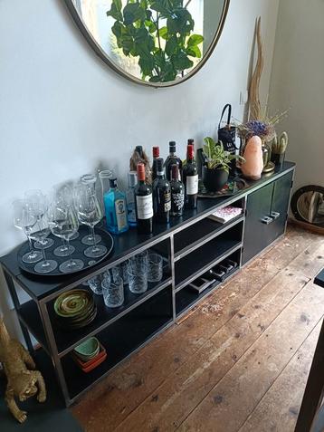 Mooie dressoir/tv kastje zwart met metaal  beschikbaar voor biedingen