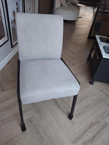 3 stoelen licht grijs/beige zo goed als nieuw beschikbaar voor biedingen