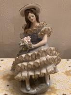 Antiek Porseleinen Beeld Alba Lulia Vrouw met Bloemen, Ophalen of Verzenden