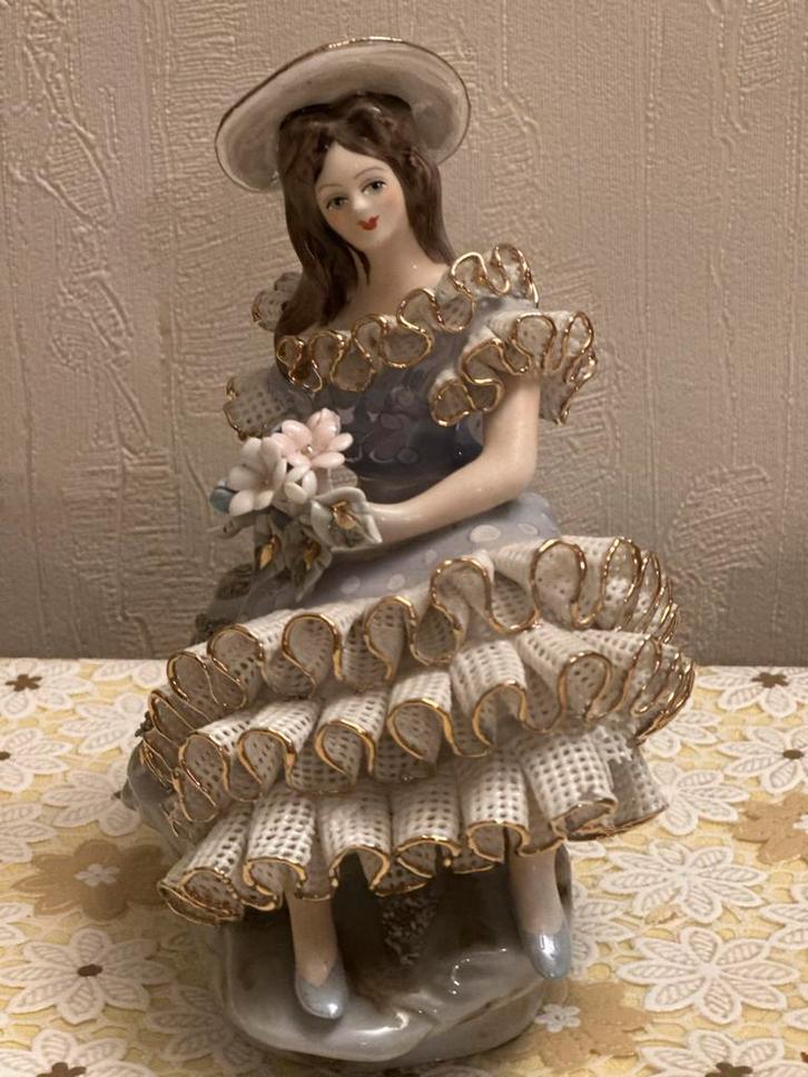 Antiek Porseleinen Beeld Alba Lulia Vrouw met Bloemen, Antiek en Kunst, Antiek | Porselein, Ophalen of Verzenden