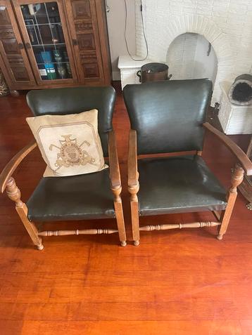 2 oude stoelen beschikbaar voor biedingen