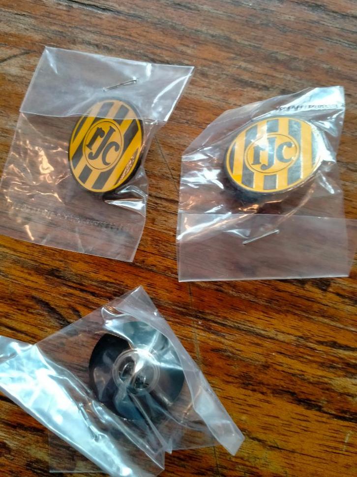 Roda JC RJC voetbal logo pin sport club vereniging, Verzamelen, Speldjes, Pins en Buttons, Nieuw, Ophalen of Verzenden