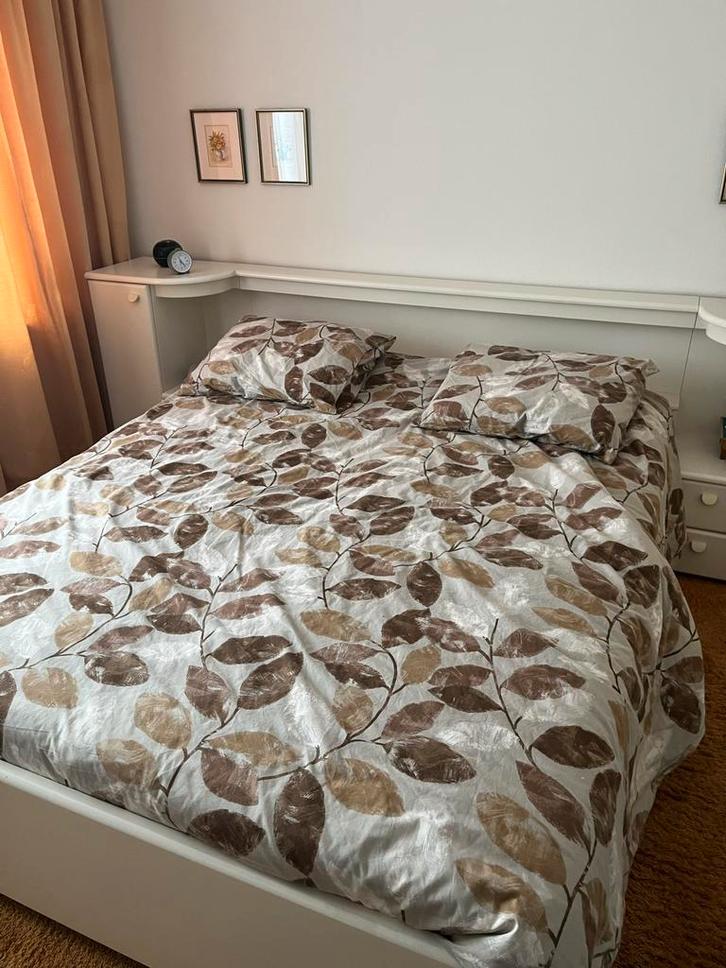 Tweepersoonsbed 160cm met ombouw en nachtkastjes, Huis en Inrichting, Slaapkamer | Complete slaapkamers, Zo goed als nieuw, Tweepersoons