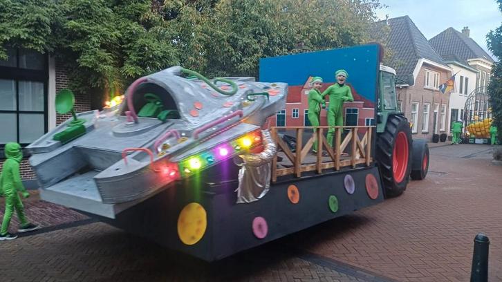 Alien Thema Versierde Wagen + Kleding, Hobby en Vrije tijd, Feestartikelen, Gebruikt, Kostuum, Overige, Ophalen of Verzenden