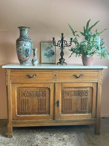 Vintage houten commode met wit marmeren blad beschikbaar voor biedingen
