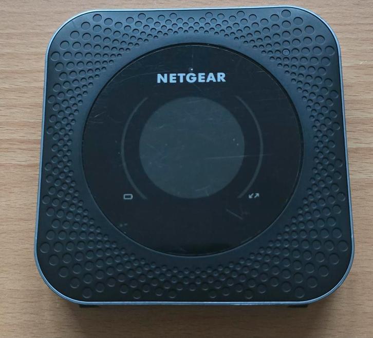 Netgear Nighthawk M1 Mobiele Router, Computers en Software, Routers en Modems, Gebruikt, Router met modem, Ophalen of Verzenden