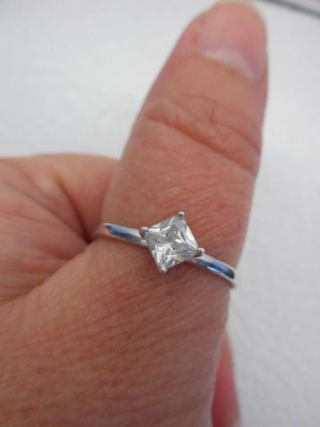 Zilveren ring met vierkant geslepen steen maat 19 nr.677 beschikbaar voor biedingen