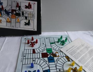 Luxe design mens erger je niet, geheel van glas bordspel. beschikbaar voor biedingen