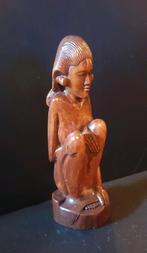 Bali deco beeldje Zittende vrouw (gelakt!), Antiek en Kunst, Kunst | Beelden en Houtsnijwerken, Ophalen of Verzenden