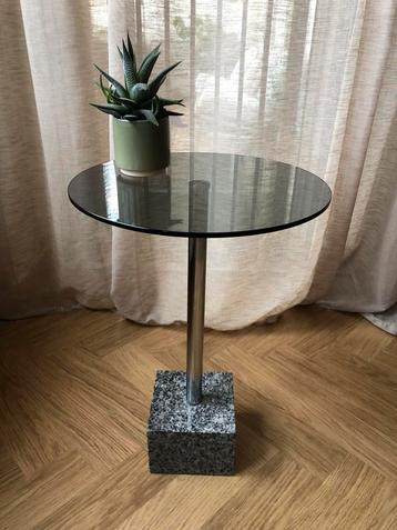 Bijzettafel van rookglas, verchroomd metaal en graniet beschikbaar voor biedingen