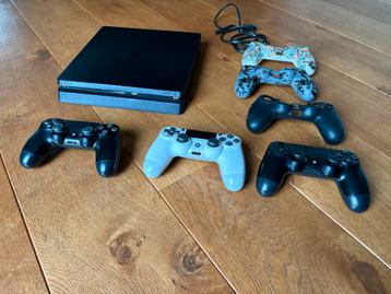 PS4 met 3 controllers en skins beschikbaar voor biedingen
