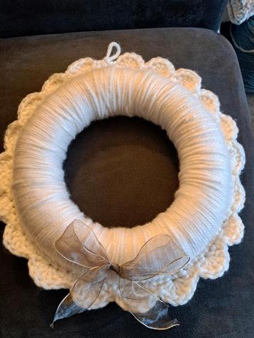 Decoratieve, handgemaakte krans. beschikbaar voor biedingen