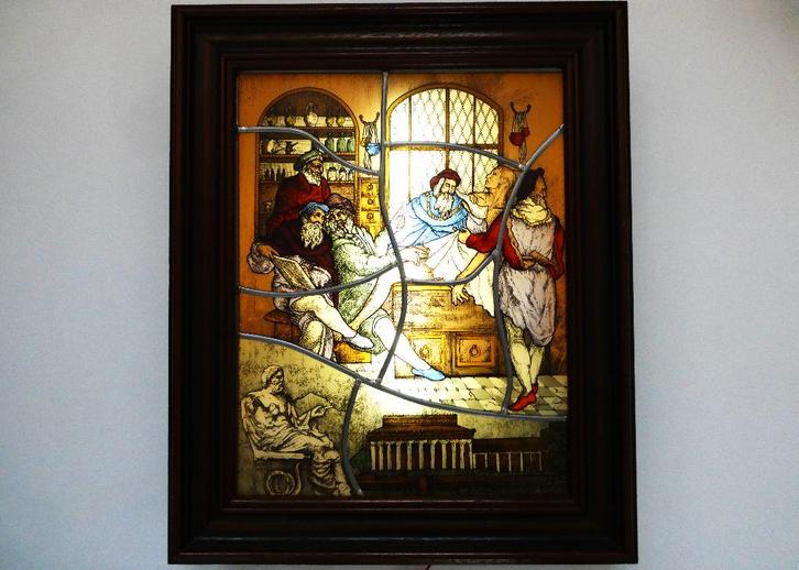 Glas in lood lichtbak operatie scène God Asklepios genezing, Antiek en Kunst, Antiek | Overige Antiek, Ophalen