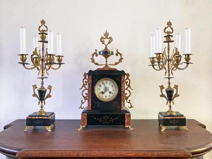 Antieke pendule met twee kandelaars, marmer met brons, 1880, Antiek en Kunst, Antiek | Klokken, Ophalen