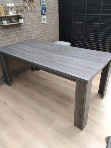 Houten Eettafel beschikbaar voor biedingen