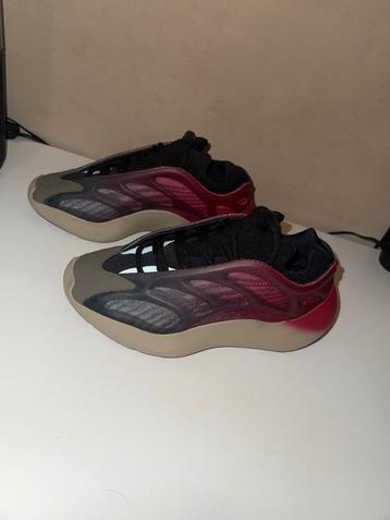 Yeezy 700 V3 Fade Carbon 36.5 ORGINEEL beschikbaar voor biedingen
