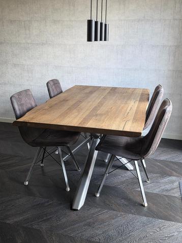 Eettafel beschikbaar voor biedingen