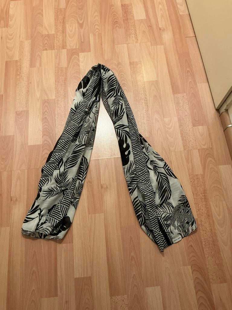 Merk:Gerry Weber sjaal kleur zwart/wit, Gerry weber, Ophalen of Verzenden, Zo goed als nieuw, Sjaal