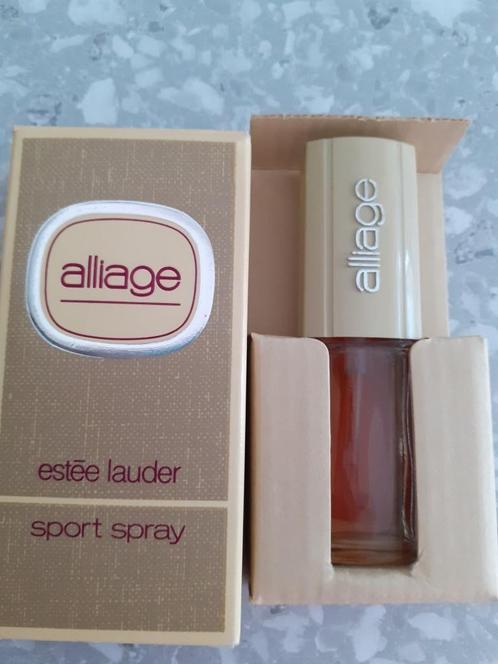 parfumminiatuur met doosje alliage estee lauder sport spray, Verzamelen, Parfumverzamelingen, Zo goed als nieuw, Miniatuur, Ophalen