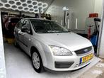 Ford Focus 1.6 5D Ambiente, NAP, Nieuwe Distributieriem, AC, Auto's, 1596 cc, 4 cilinders, 620 kg, Dakrails