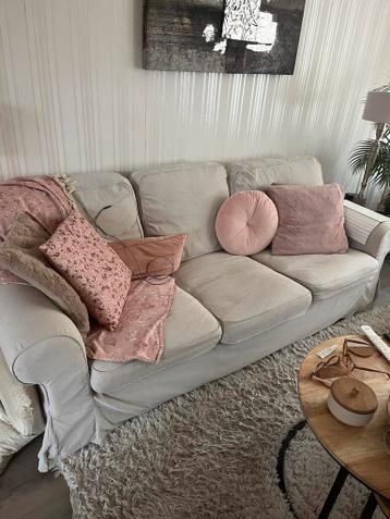 Mooie ektorp drie en tweezits banken met beige hoezen - afbeelding 1