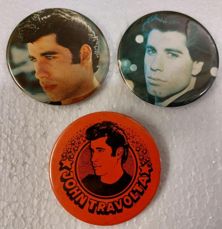 John Travolta BUTTONS set van 3 Grease Origineel, Verzamelen, Muziek, Artiesten en Beroemdheden, Gebruikt, Gebruiksvoorwerp, Verzenden