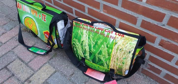 te koop 2 grote buitenlandse schoudertassen 37 x 10 x 30 cm, Sieraden, Tassen en Uiterlijk, Tassen | Schoudertassen, Nieuw, Overige merken