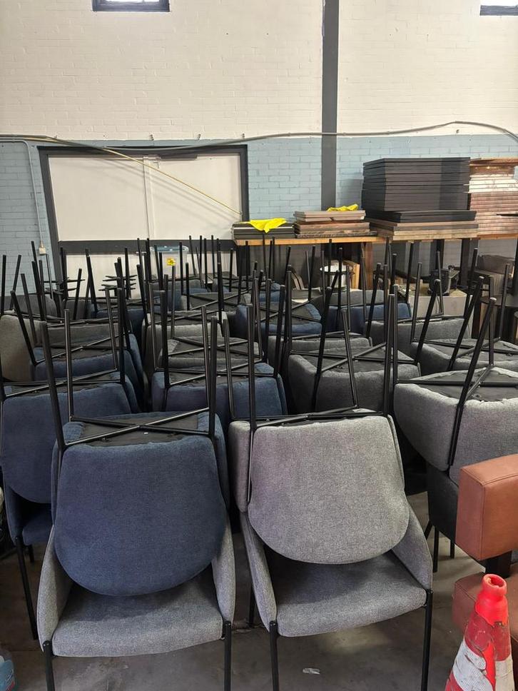 Partij vergaderstoelen grijs en blauw totaal 24 stuks, Huis en Inrichting, Stoelen, Zo goed als nieuw, Vijf, Zes of meer stoelen