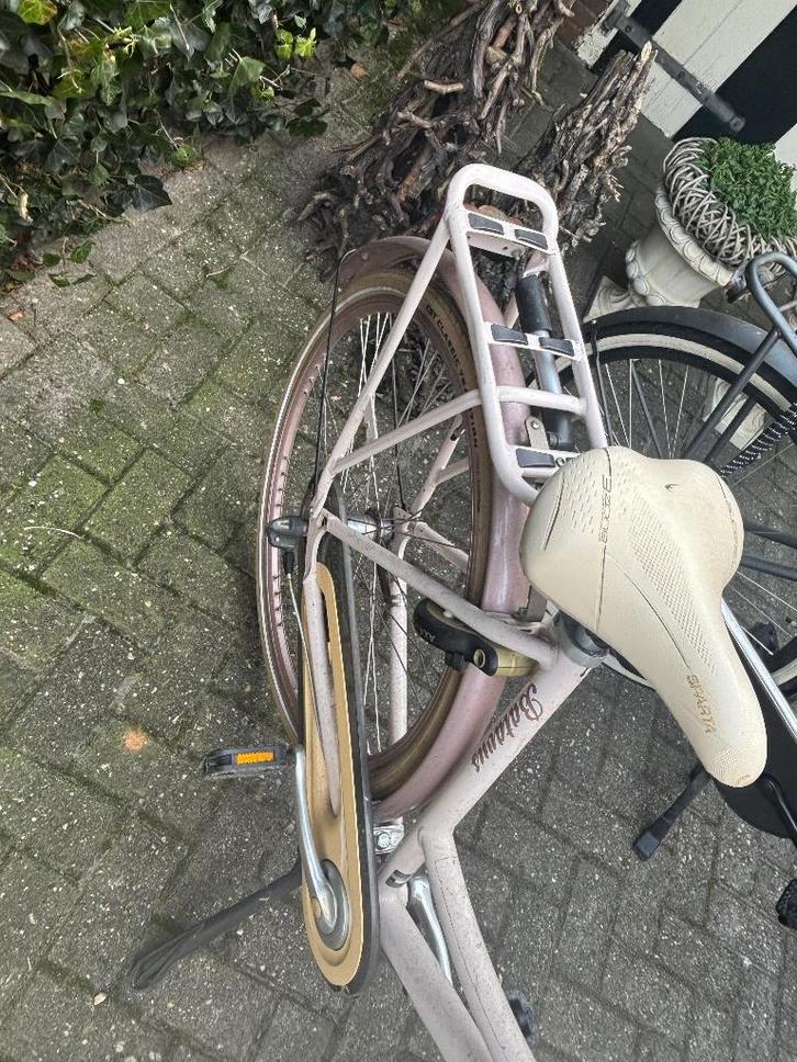 Lichtroze Batavus Diva fiets met mand – gebruikt, Fietsen en Brommers, Fietsen | Dames | Damesfietsen, Gebruikt, Batavus, Versnellingen