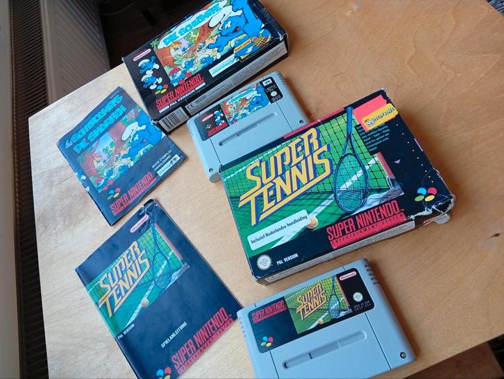 De Smurfen en Super Tennis compleet in doosjes met boekjes, Spelcomputers en Games, Games | Nintendo Super NES, Zo goed als nieuw