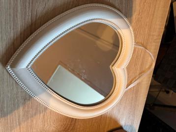 Hartvormige Spiegel - Wit met Relief beschikbaar voor biedingen