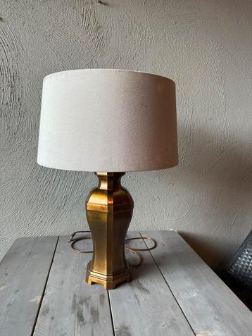 Stijlvolle tafellamp met messing voet en grijze kap beschikbaar voor biedingen