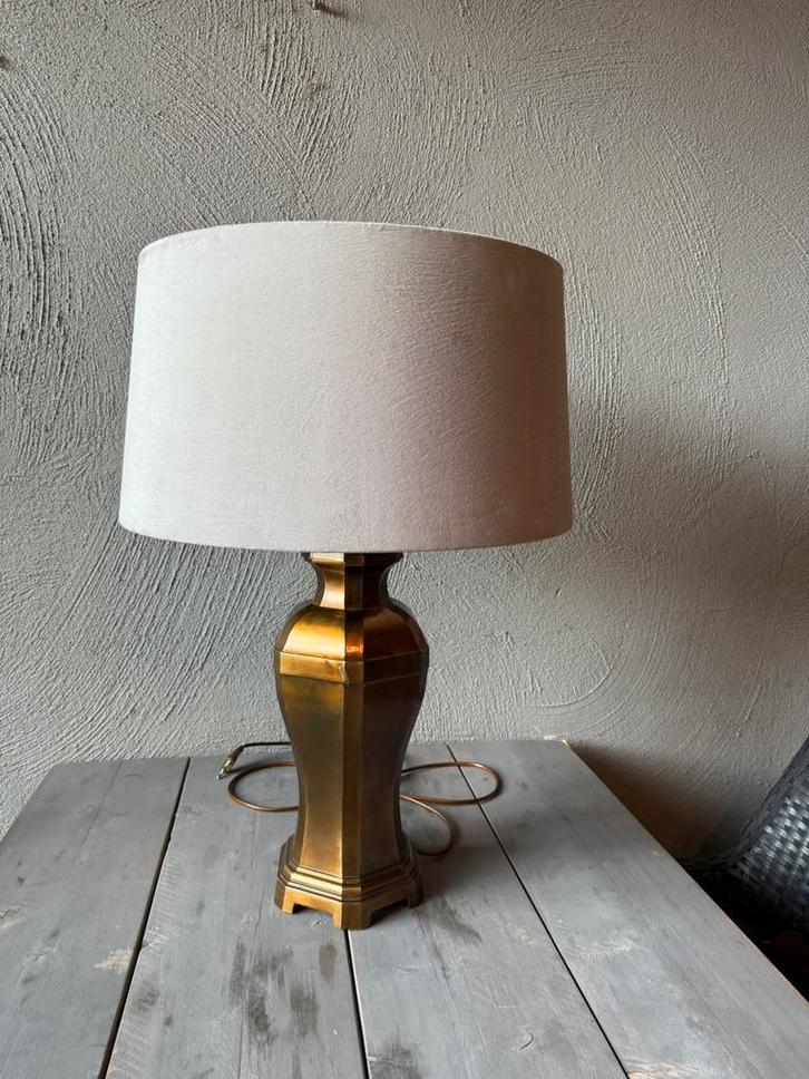 Stijlvolle tafellamp met messing voet en grijze kap, Huis en Inrichting, Lampen | Tafellampen, Zo goed als nieuw, Minder dan 50 cm